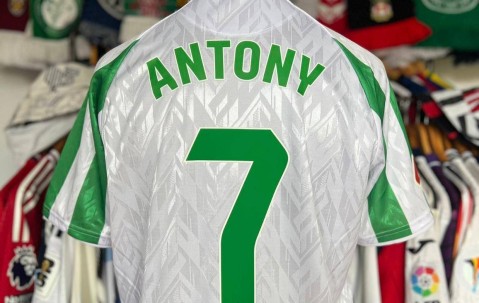 安东尼成球衣销冠备受欢迎，明言不想再回曼联！贝蒂斯欲加薪续租