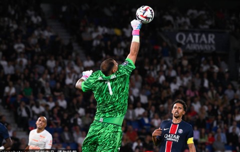 多纳鲁马加盟曼联：红魔防线重塑的关键一步