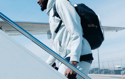 交易主体！黄蜂晒客战湖人登机照 马克-威廉姆斯现身