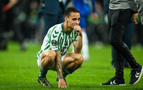 记者：贝蒂斯与曼联讨论安东尼未来，球员希望留在贝蒂斯