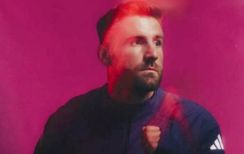 老板人呢曼晚：曼联新赛季训练装备暂时无赞助商支持