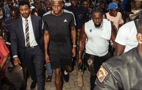 曼联想等奥斯梅恩同意降薪加盟！无意免费签法甲神锋，真实原因揭秘