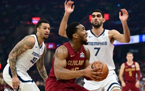 米切尔33分莫布利25+13 莫兰特两双骑士胜灰熊豪取7连胜